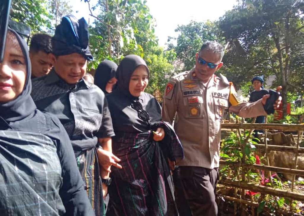 Tito tampak digandeng mesra oleh sang istri Tri Suswati