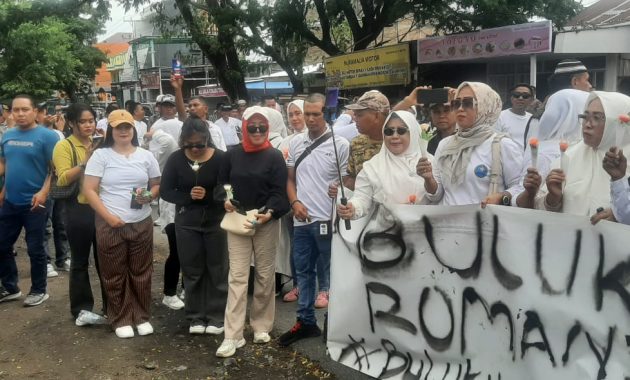 Ingin Bulukumba Romantis Lagi, Ribuan Masyarakat Aksi Bagi Bunga di KPU dan Bawaslu