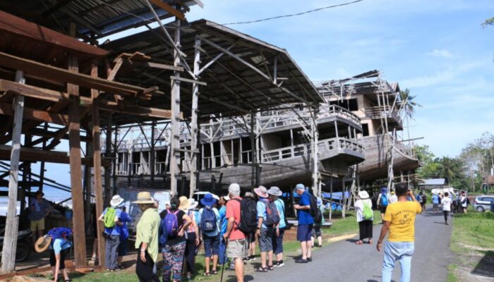 Rombongan Turis Asing Terpukau Melihat Langsung Pembuatan Kapal Pinisi di Bulukumba