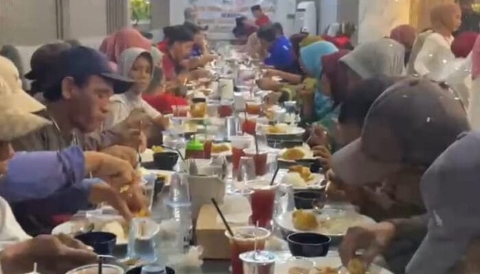 Alhamdulillah, RUMPUN dan Kerenisme Ajak Kaum Dhuafa Buka Puasa di Warung Makan